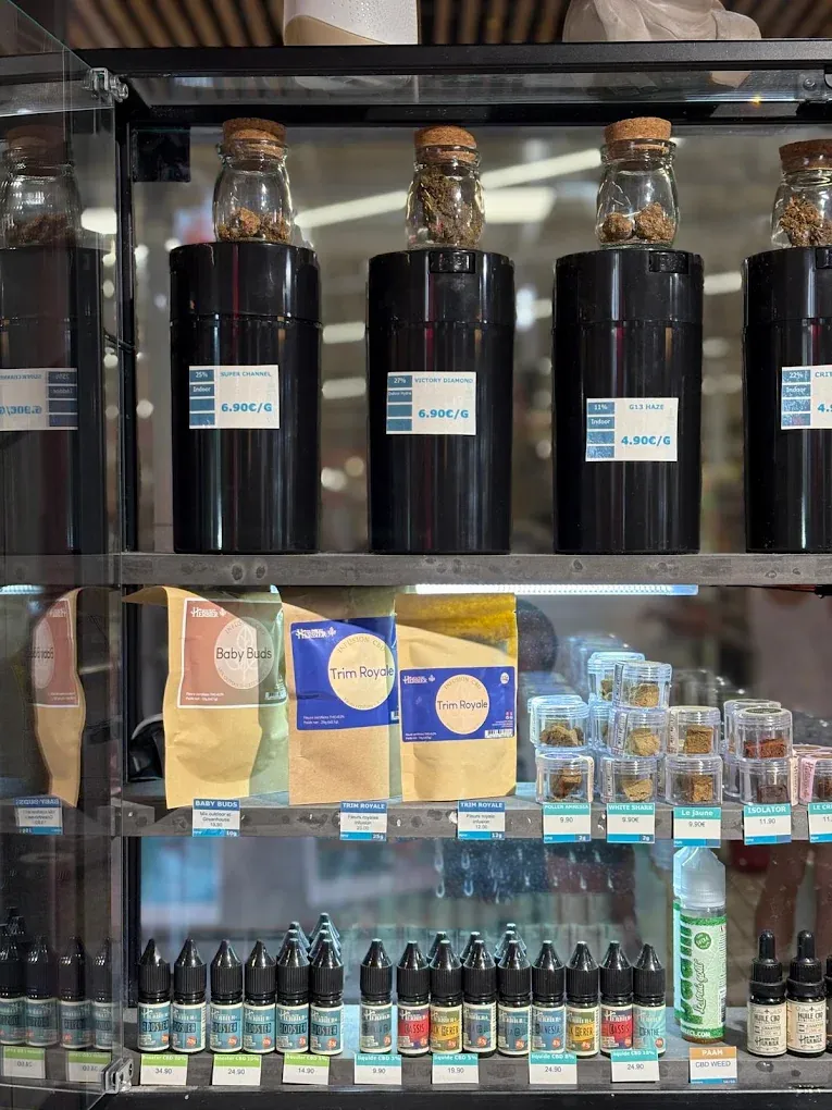 Corner CBD de la boutique HappeSmoke Cannes - La Bocca